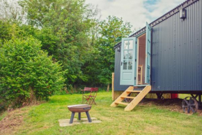 Luxury hut on the River Arle